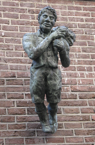 905001 Afbeelding van een hangend bronzen beeldje van een zakkendrager in de Zakkendragerssteeg te Utrecht, dat ...